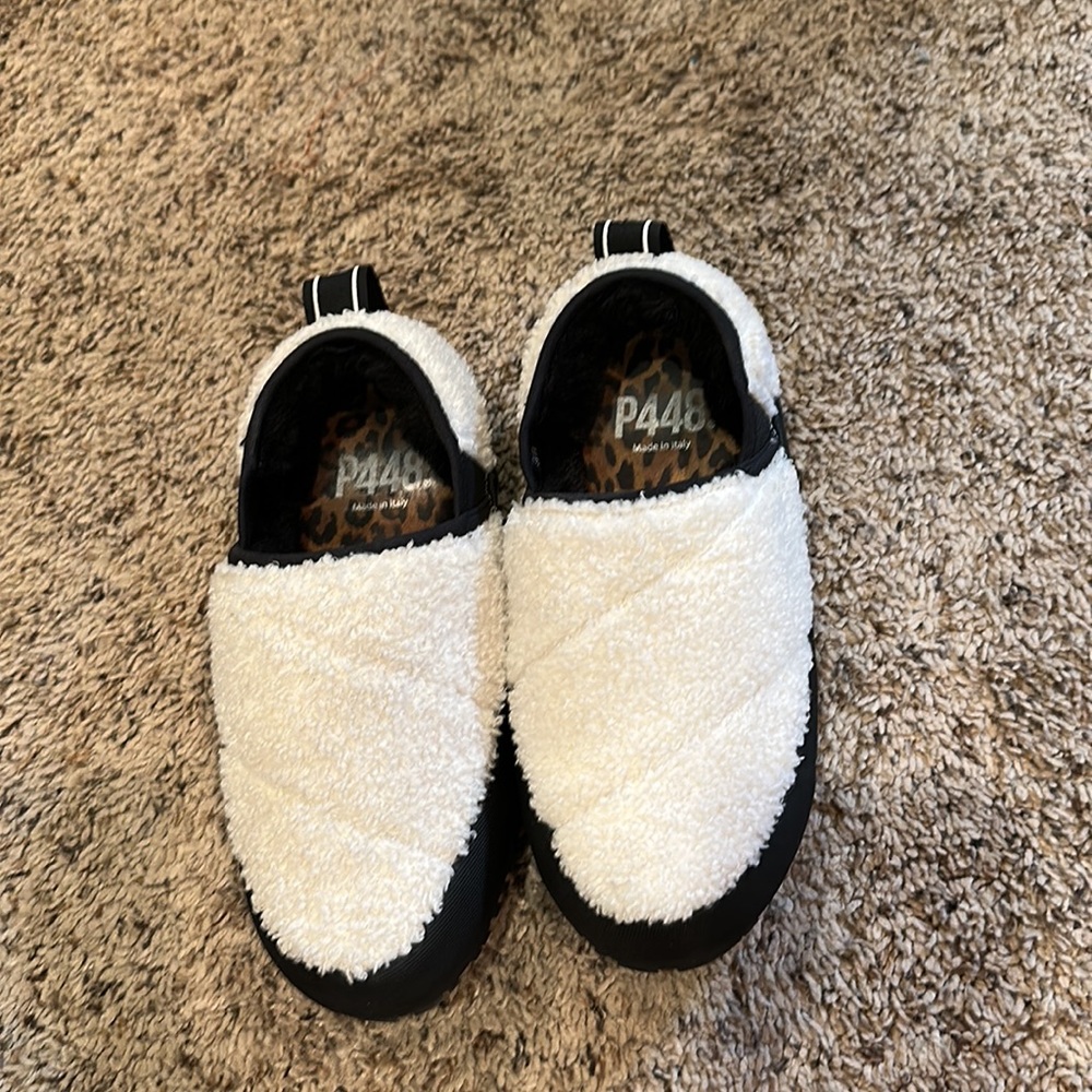 P448 Laby Slippers New In Box Size 38